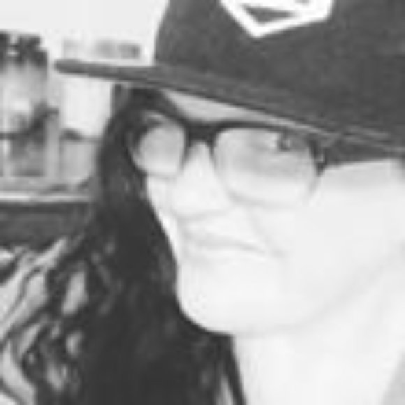 Meet your Posher, Lisa - Picture 2 of 3